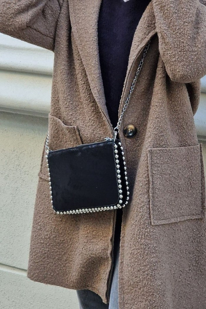 Bolso negro bandolera tachas