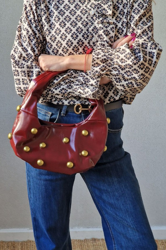 Bolso baguette granate con tachas