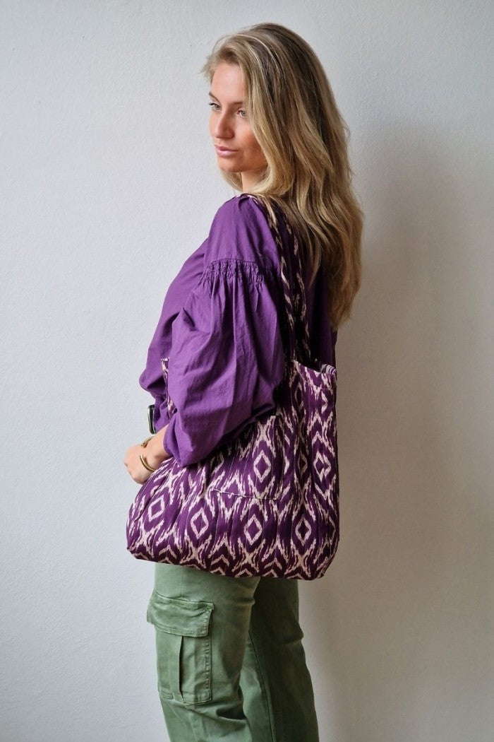 Bolso de tela estampada ikat morado con opción de personalizarlo