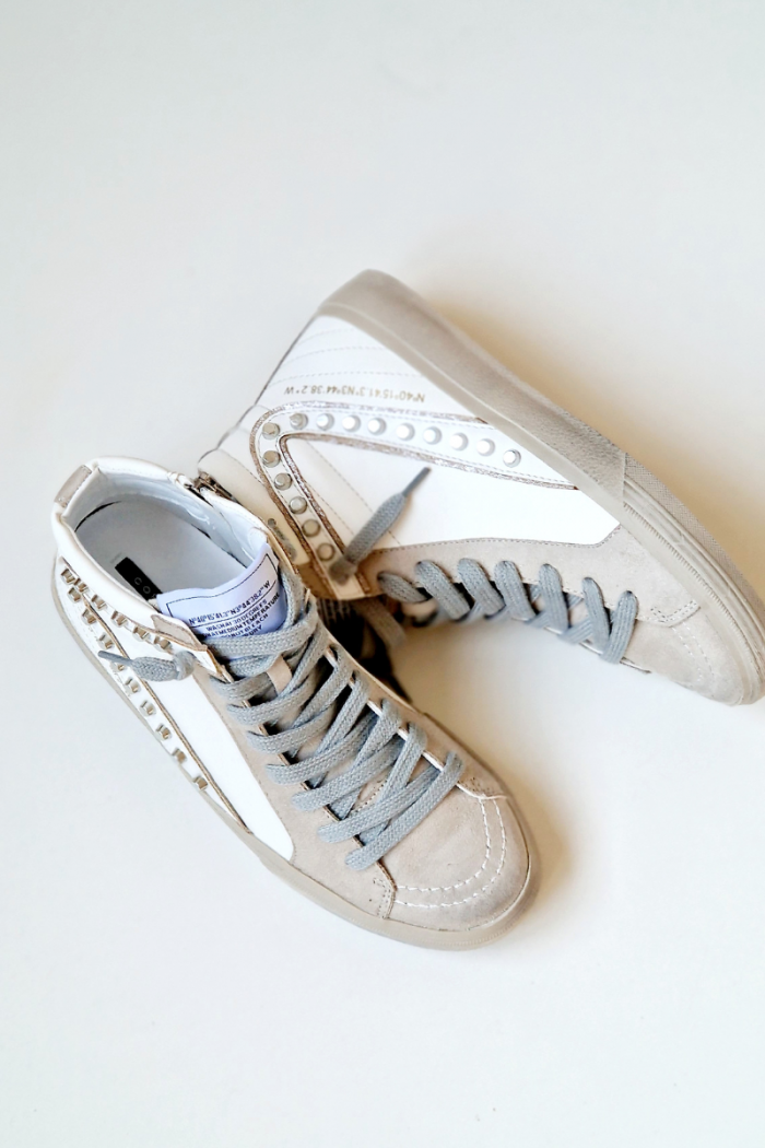 Sneakers blancas con detalles de tachuelas