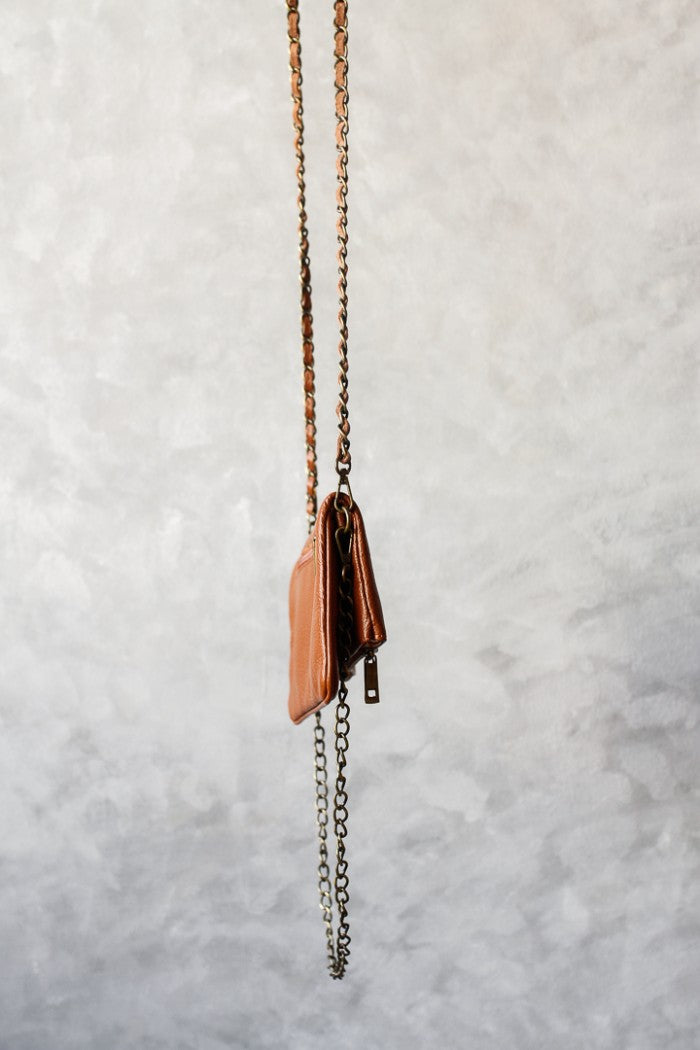 Bolso de piel camel con dos cadenas