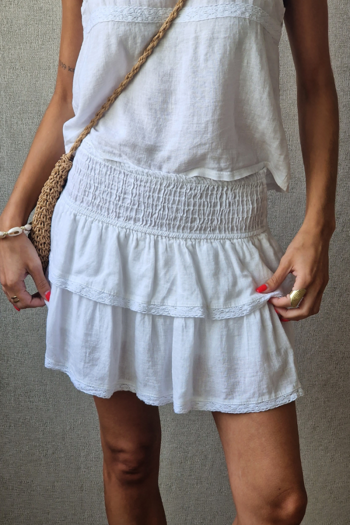 Minifalda pantalón de lino con puntilla blanca