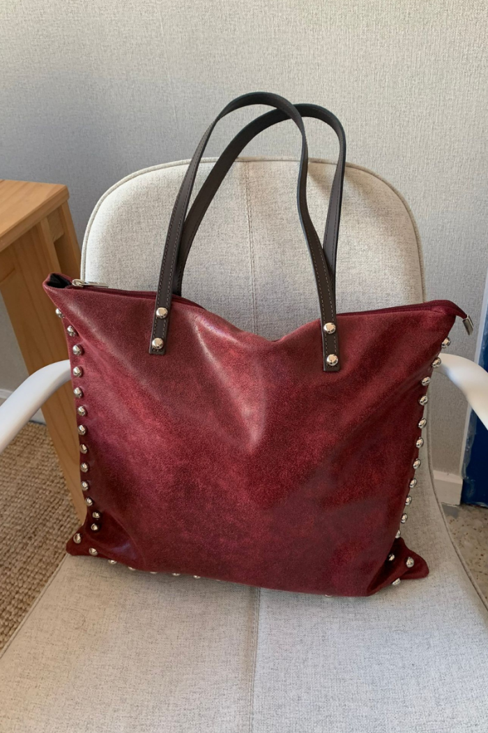 Bolso piel cuadrado shopper tachas granate