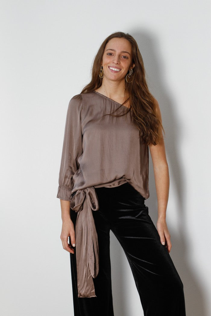 Blusa satinada de una manga con fular topo