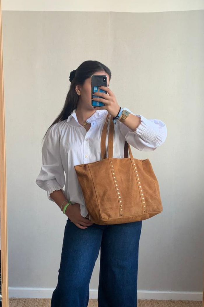Bolso de ante shopping con tachuelas camel