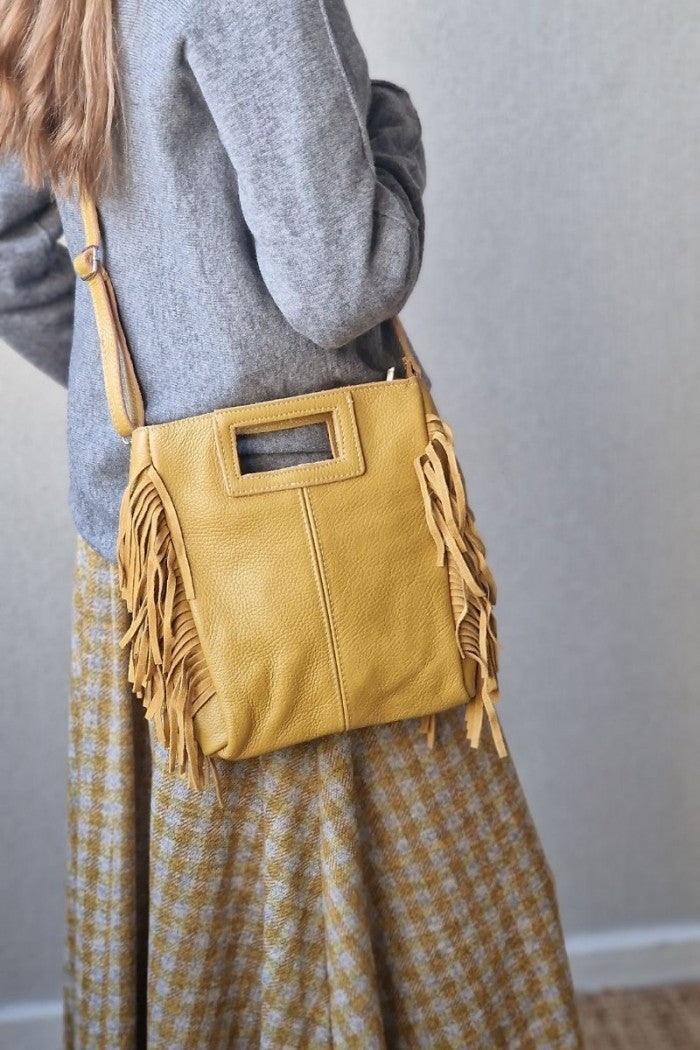 Bolso de piel con flecos mostaza