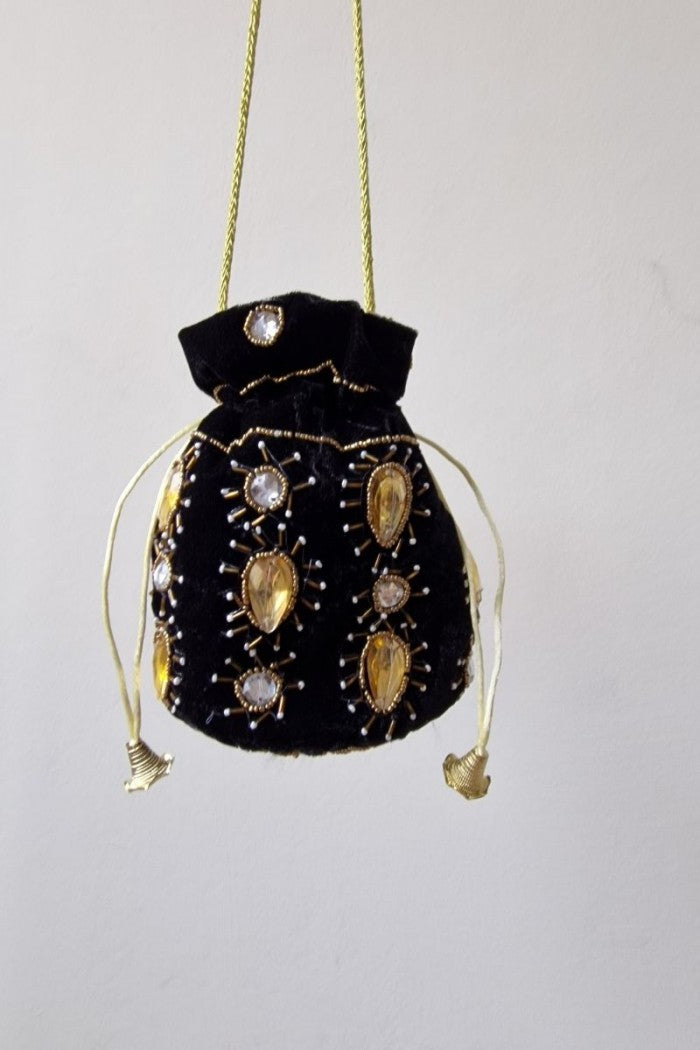 Bolso bombonera negra y piedras
