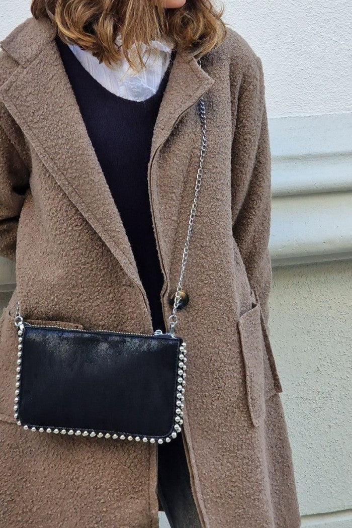 Bolso negro bandolera tachas