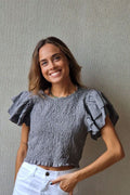 Top nido de abeja y volante gris
