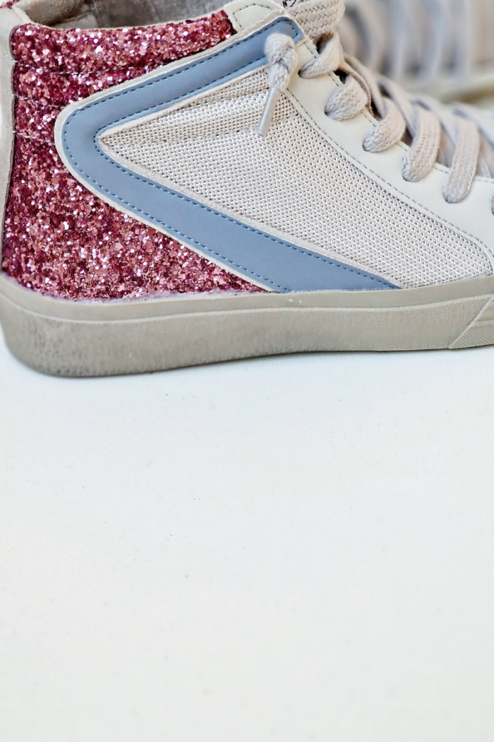 Sneakers blancas con detalles de glitter rosa
