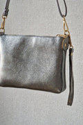 Bolso pequeño de piel plateado