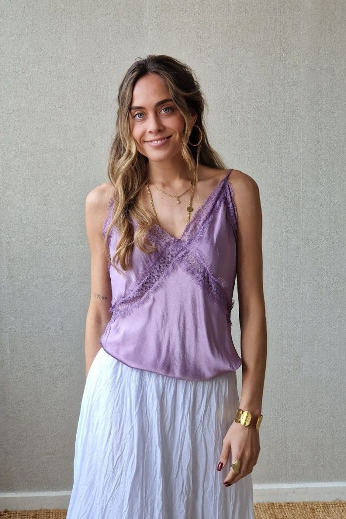 Top lencero con puntilla lila