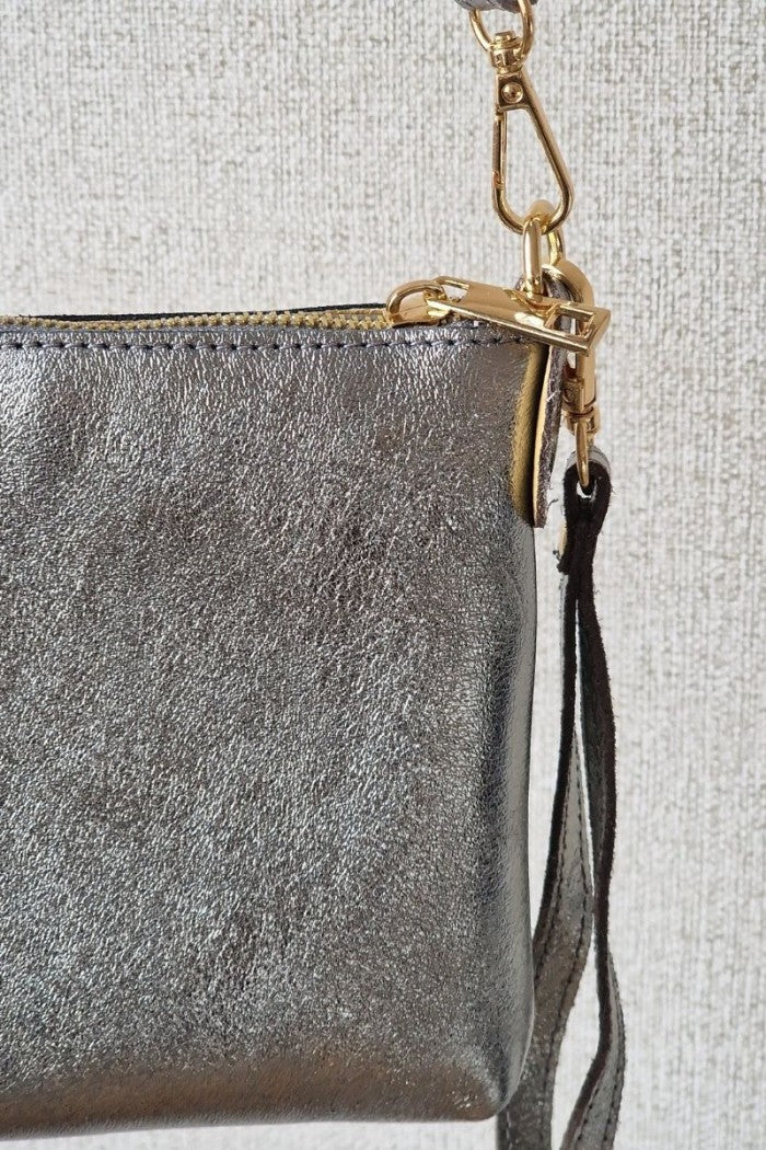 Bolso pequeño de piel plateado
