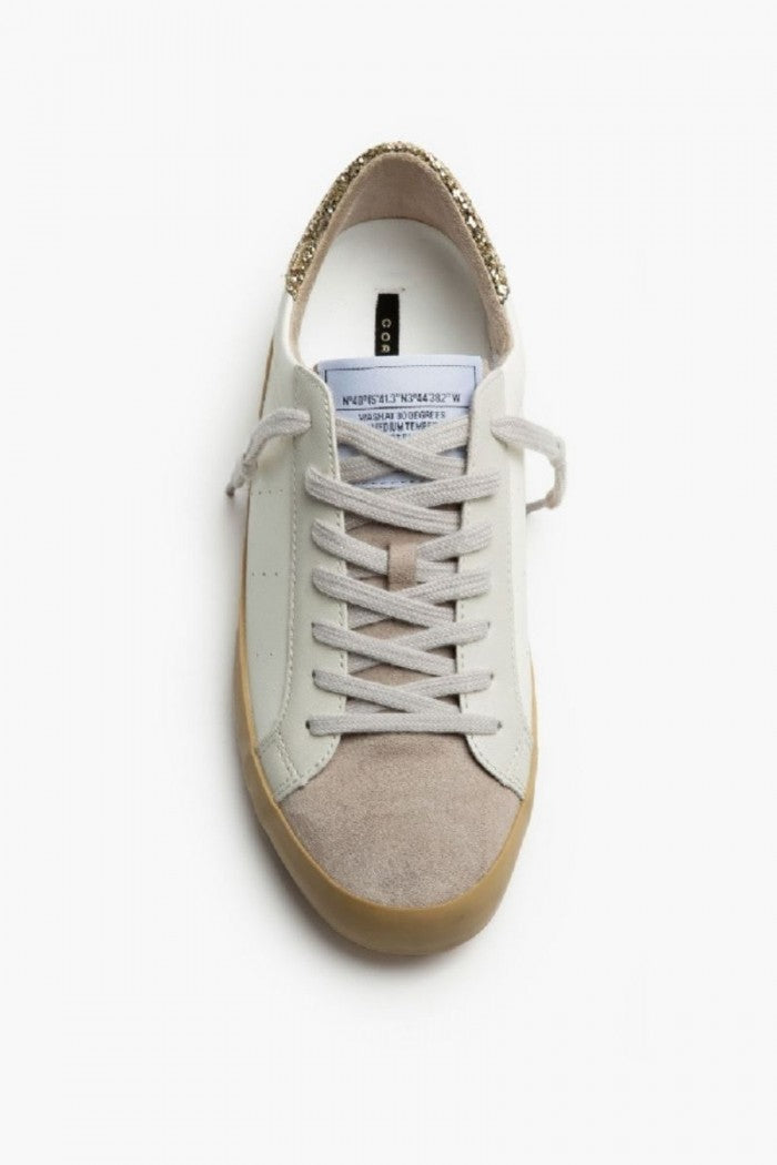 Sneakers blancas con detalles dorado