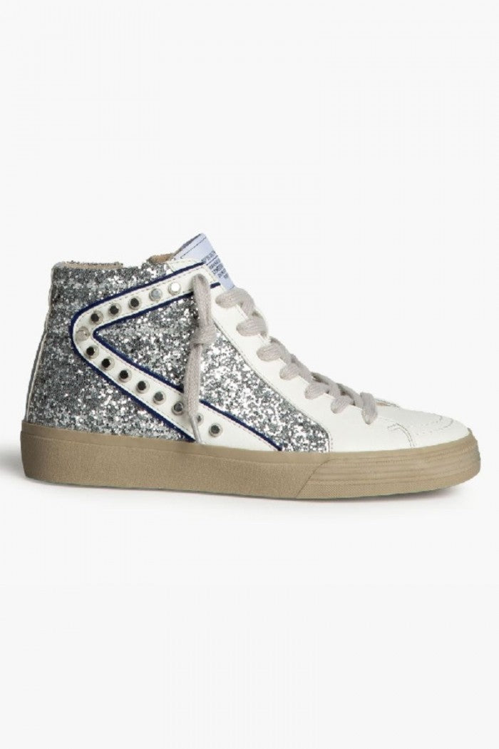 Sneakers plateada con detalle azul, glitter y tachuelas