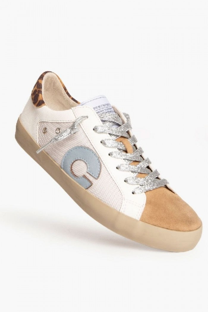 Sneakers blancas con detalles en animal print