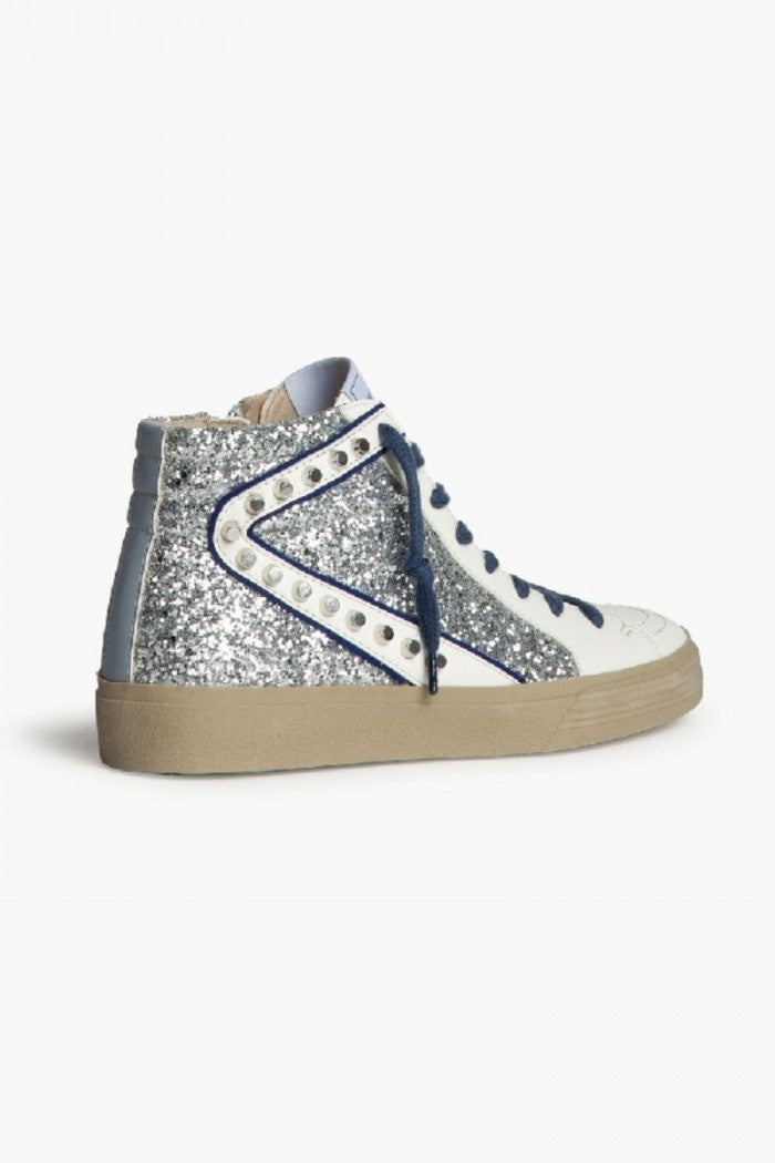 Sneakers plateada con detalle azul, glitter y tachuelas