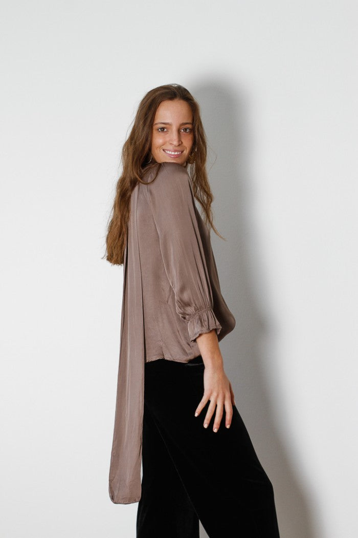 Blusa satinada de una manga con fular topo