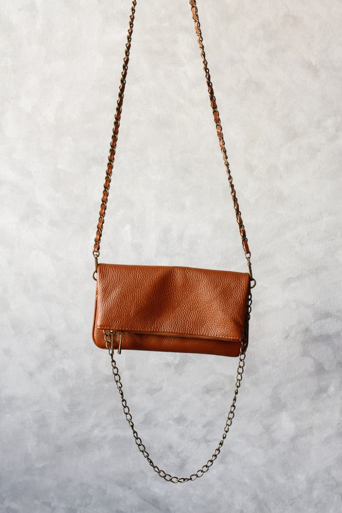 Bolso de piel camel con dos cadenas