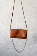 Bolso de piel camel con dos cadenas
