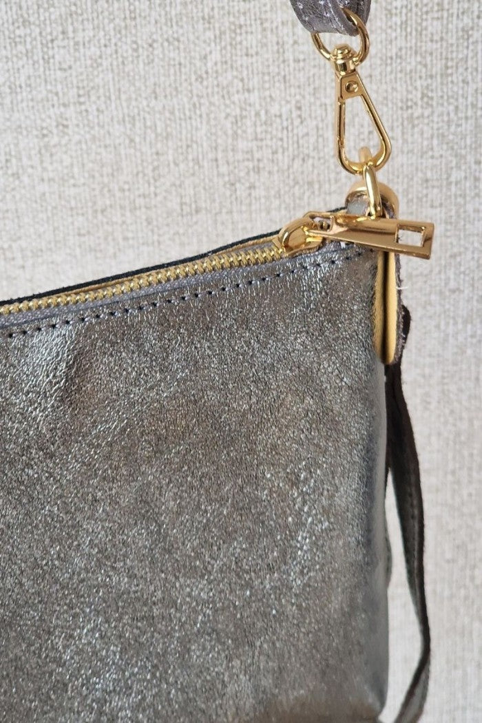 Bolso pequeño de piel plateado