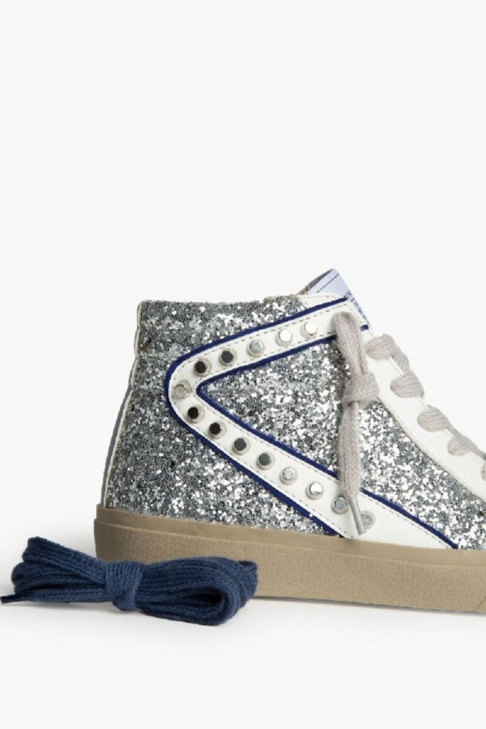 Sneakers plateada con detalle azul, glitter y tachuelas