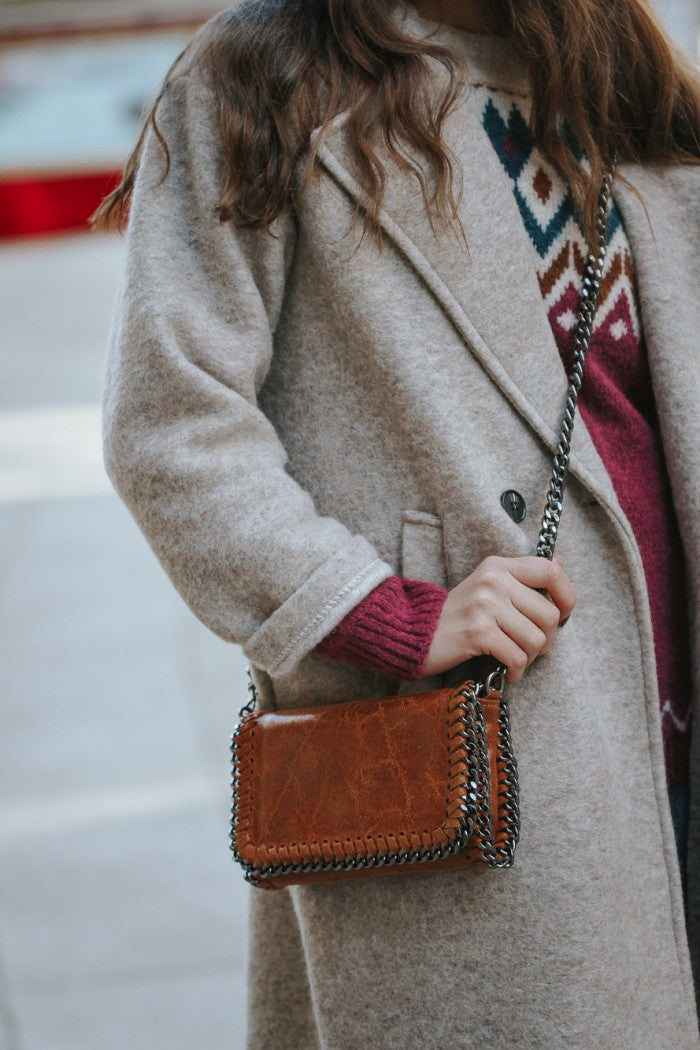 Bolso de piel con cadena camel