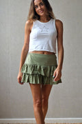 Minifalda pantalón verde militar con cintura de goma y volantes