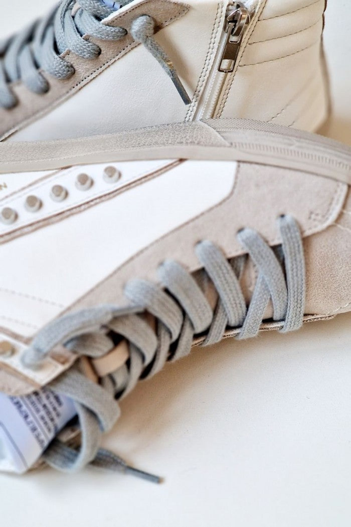 Sneakers blancas con detalles de tachuelas