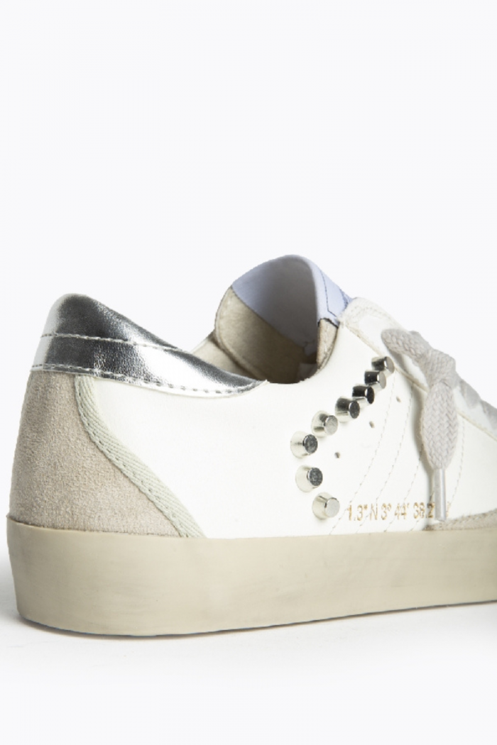 Sneakers blancas con detalles de tachas