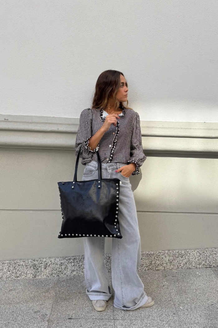Bolso piel cuadrado shopper tachas negro