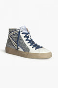 Sneakers plateada con detalle azul, glitter y tachuelas