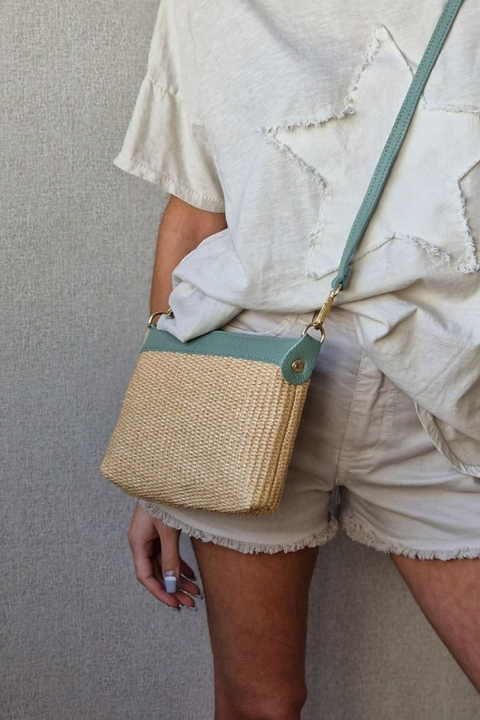 Bolso tipo rafia color natural y cinta cuero verde